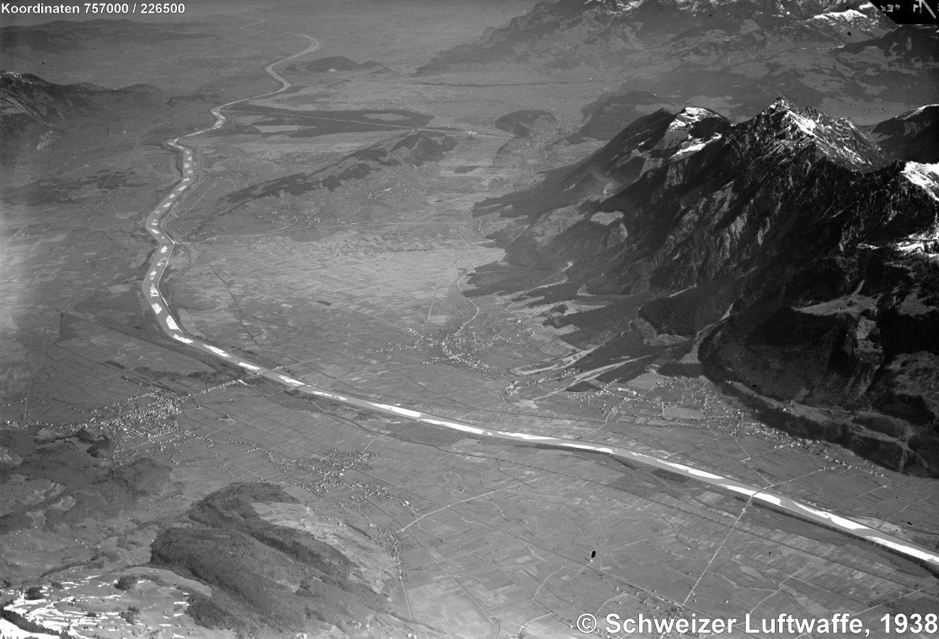 Rheintal 1938: Bergspitze rechter Bildrand: Garsällikopf, vorgelagert: Drei Schwestern. Siedlung unter dem Garsällikopf im Tal: Vaduz. Weiter nordwärts dann Schaan. Über die Rheinbrücke nach W: Buchs. Gegen den untern Bildrand: Sevelen. - Deutlich abgebildete Sandbänke im Rhein.